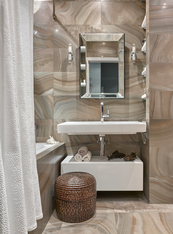 Ejemplo de cuarto de baño principal contemporáneo con armarios con paneles lisos, puertas de armario blancas, bañera empotrada, baldosas y/o azulejos marrones, lavabo suspendido y suelo marrón