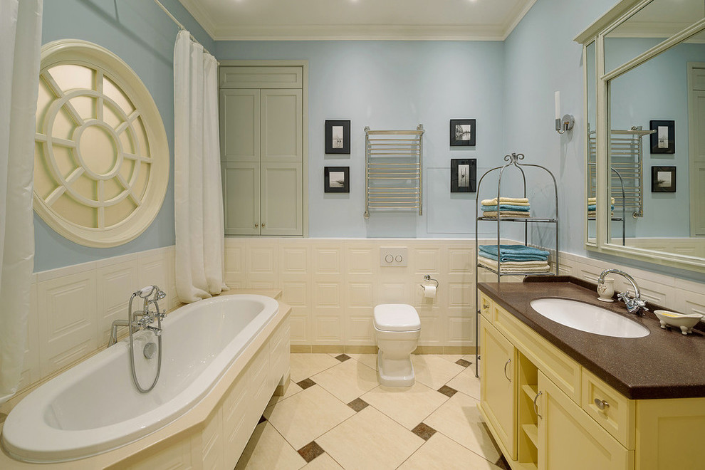 На фото: ванная комната в морском стиле с окном с