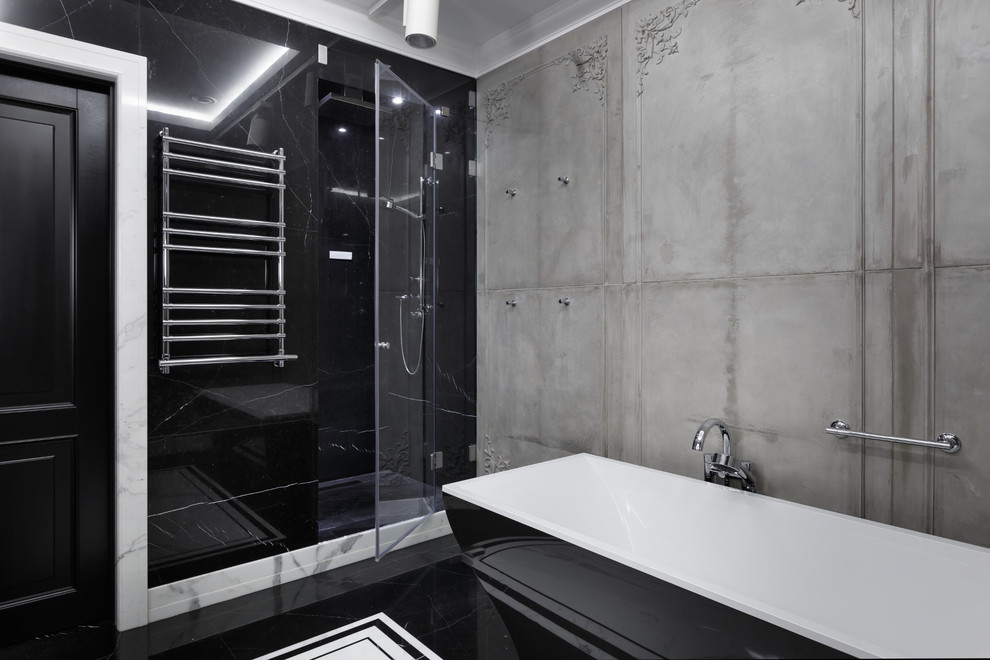Diseño de cuarto de baño principal ecléctico con bañera exenta, ducha empotrada, baldosas y/o azulejos negros, paredes grises y suelo de mármol