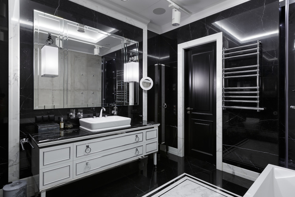 На фото: главная ванная комната в классическом стиле с белыми фасадами, душем в нише, черной плиткой, мраморным полом, накладной раковиной и мраморной столешницей с