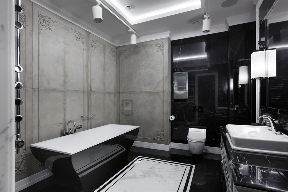 Стильный дизайн: главная ванная комната в современном стиле с белыми фасадами, отдельно стоящей ванной, инсталляцией, черной плиткой, серыми стенами, мраморным полом, накладной раковиной, мраморной столешницей и разноцветным полом - последний тренд