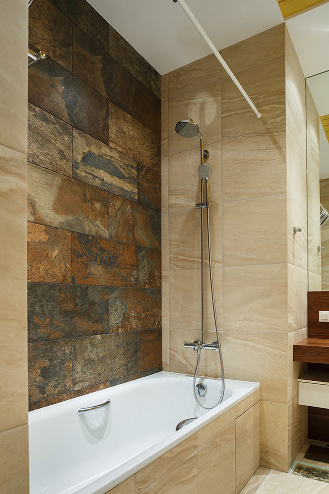 Réalisation d'une salle de bain principale design avec une baignoire posée, un combiné douche/baignoire et un mur beige.
