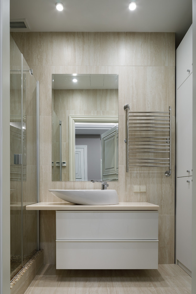 Стильный дизайн: ванная комната в современном стиле с плоскими фасадами, душем в нише, душевой кабиной, настольной раковиной, бежевым полом и бежевой столешницей - последний тренд