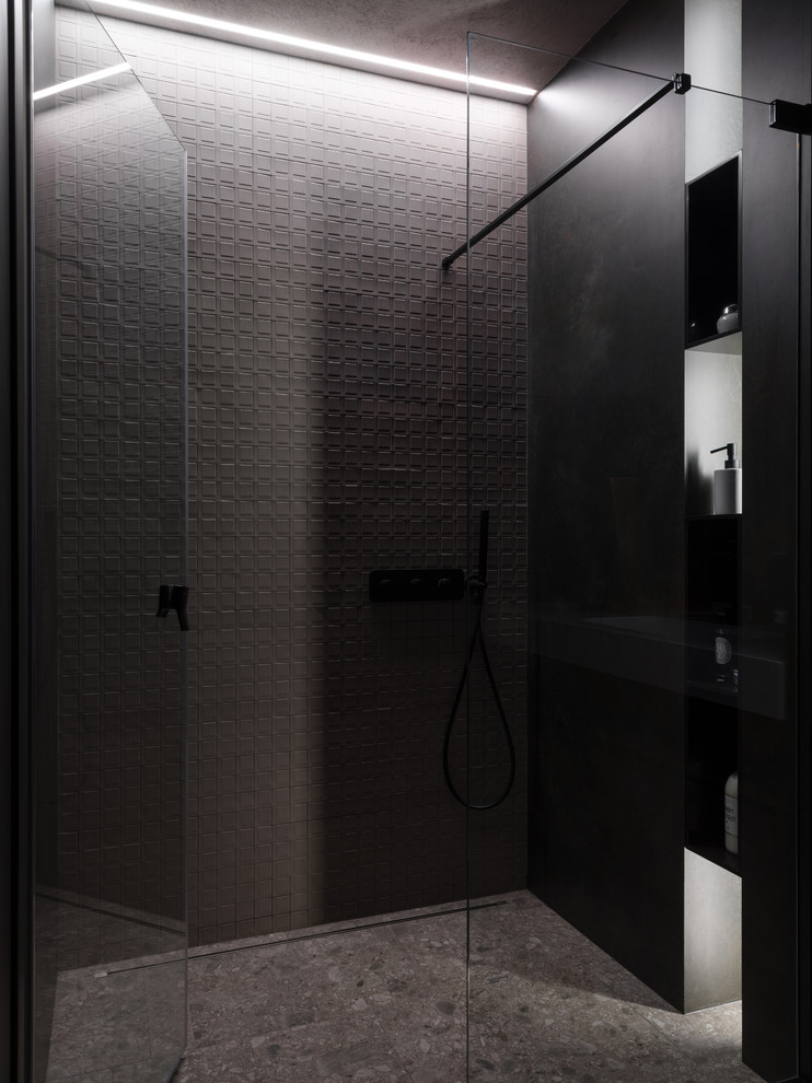 Immagine di una stanza da bagno con doccia minimal con pavimento grigio, piastrelle grigie, porta doccia a battente e doccia a filo pavimento