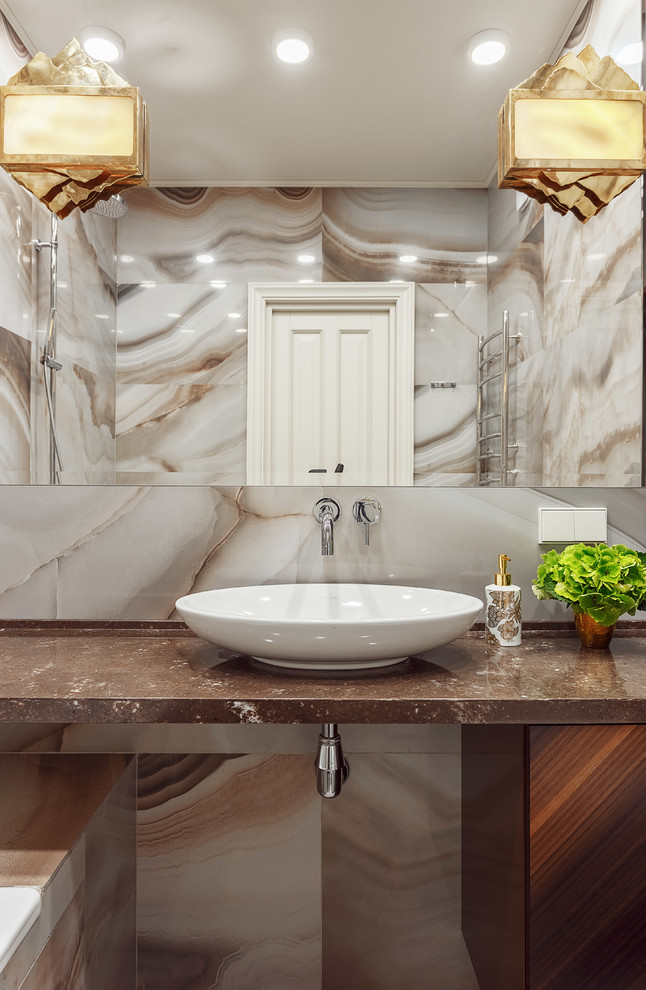 Стильный дизайн: главная ванная комната среднего размера в современном стиле с керамогранитной плиткой и настольной раковиной - последний тренд