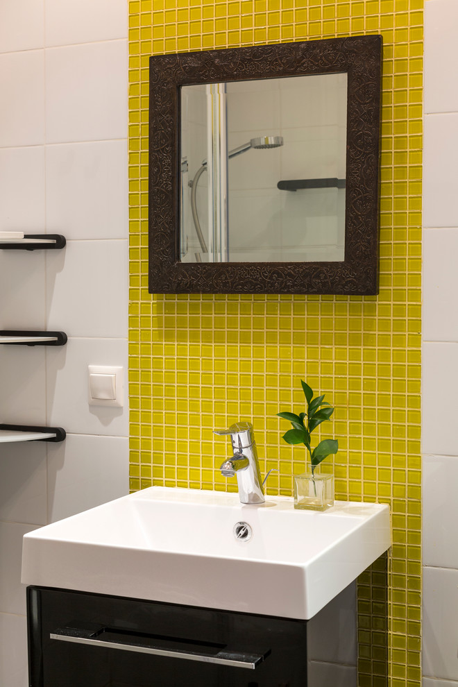 Diseño de cuarto de baño contemporáneo con armarios con paneles lisos, puertas de armario negras, baldosas y/o azulejos amarillos, baldosas y/o azulejos en mosaico y lavabo integrado