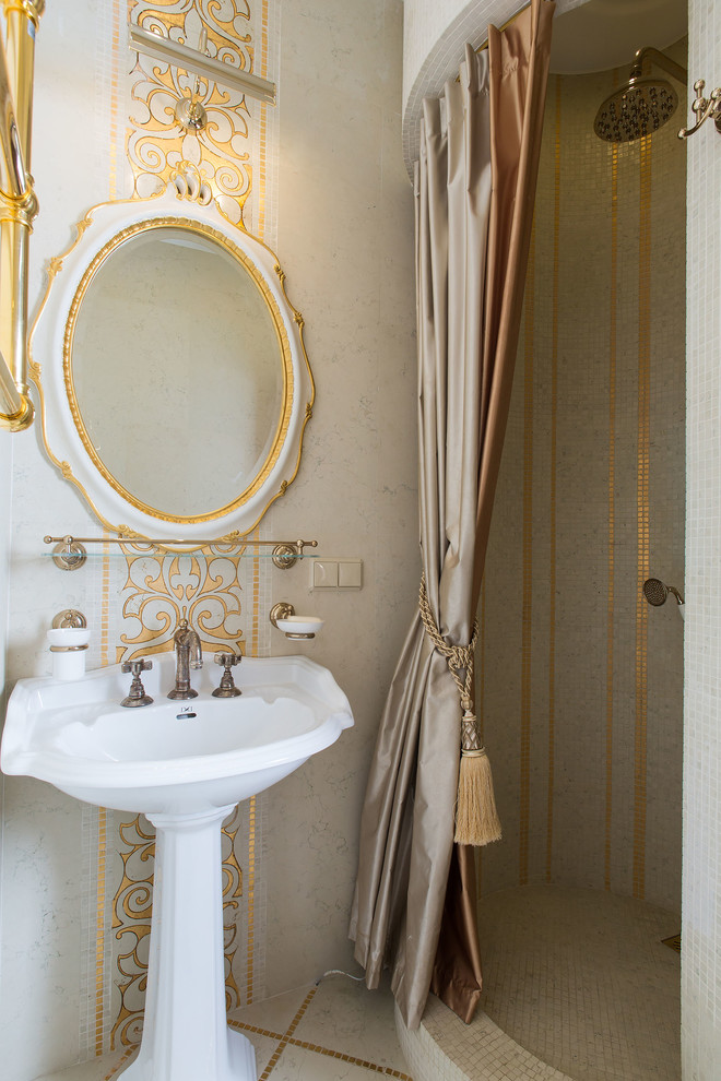 Esempio di una stanza da bagno con doccia classica con ante beige, doccia alcova, piastrelle bianche, lavabo a colonna e doccia con tenda