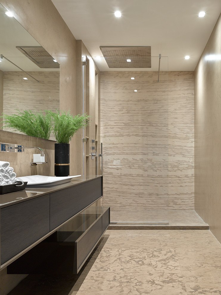 На фото: ванная комната в современном стиле с плоскими фасадами, темными деревянными фасадами, душем в нише, бежевой плиткой, душевой кабиной, настольной раковиной, бежевыми стенами и открытым душем с