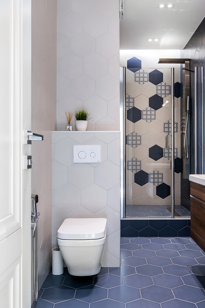 На фото: ванная комната в современном стиле с бежевой плиткой, синей плиткой, разноцветными стенами и синим полом с