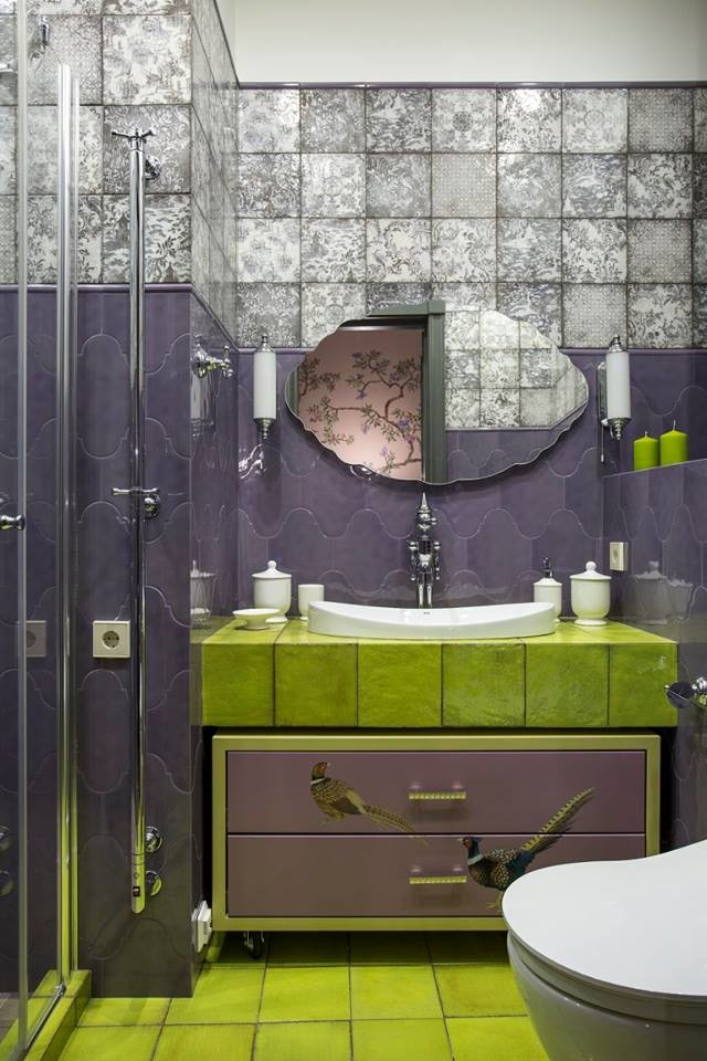 Cette photo montre une salle d'eau chic avec un placard à porte plane, des portes de placard violettes, un carrelage vert, un carrelage gris, un lavabo posé et un sol vert.