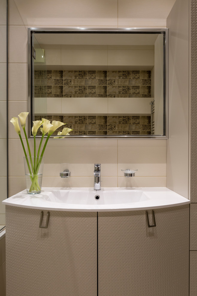 Ispirazione per una stanza da bagno contemporanea con ante beige e lavabo integrato