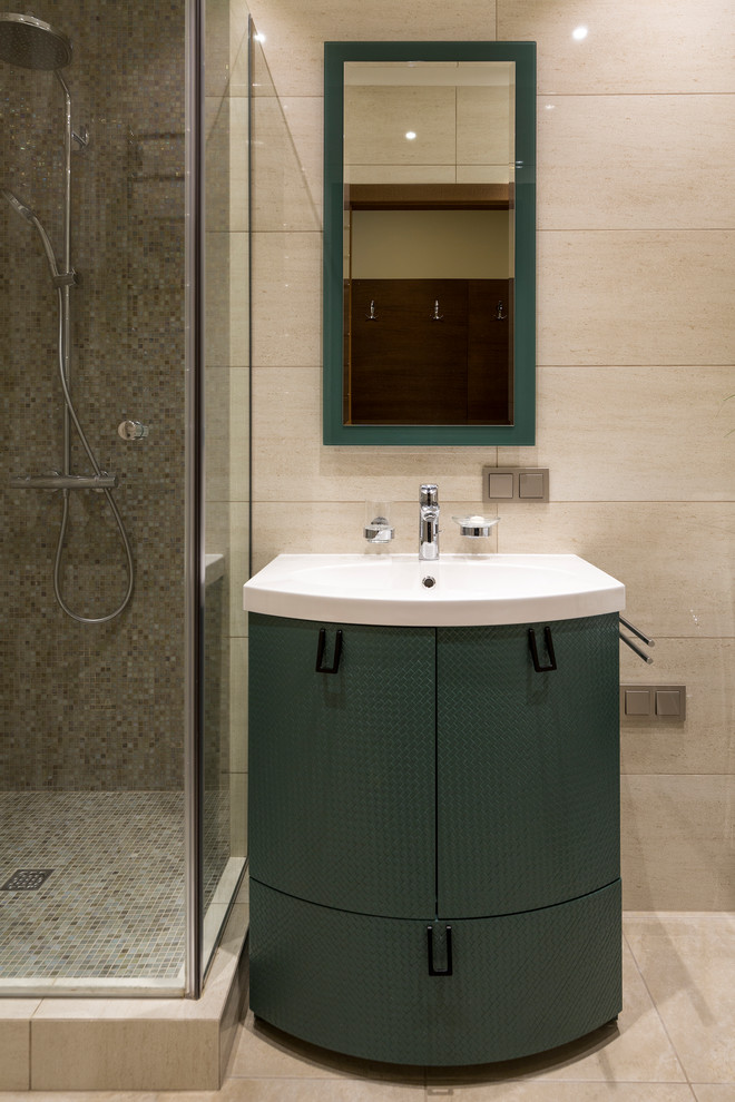 Пример оригинального дизайна: ванная комната в современном стиле с зелеными фасадами, бежевой плиткой, душевой кабиной, монолитной раковиной и бежевым полом