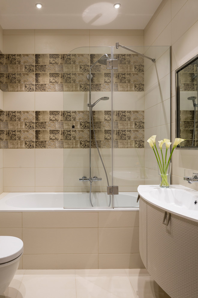 Ispirazione per una stanza da bagno padronale contemporanea con ante beige, vasca ad alcova, vasca/doccia, piastrelle beige, lavabo integrato e pavimento beige