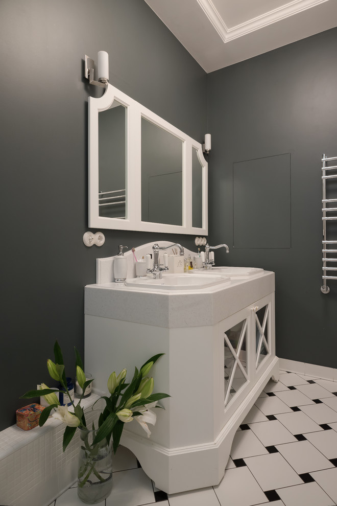 Exempel på ett klassiskt en-suite badrum, med flerfärgat golv, luckor med glaspanel, vita skåp, svart och vit kakel, svarta väggar och ett nedsänkt handfat
