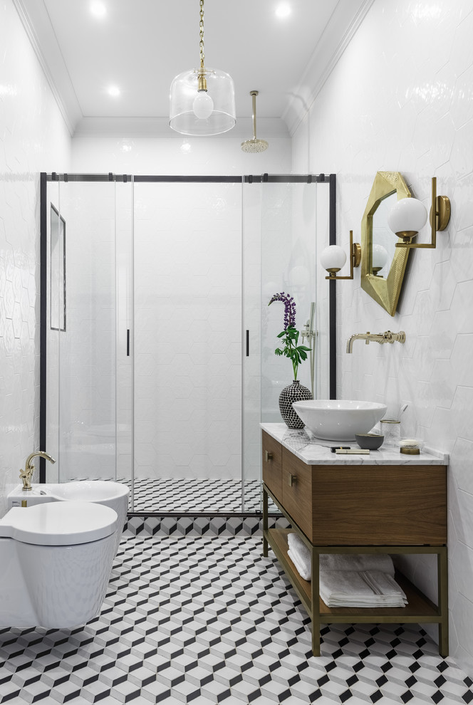 На фото: ванная комната в современном стиле с плоскими фасадами, темными деревянными фасадами, душем в нише, инсталляцией, белой плиткой, душевой кабиной, душем с распашными дверями, настольной раковиной и мраморной столешницей