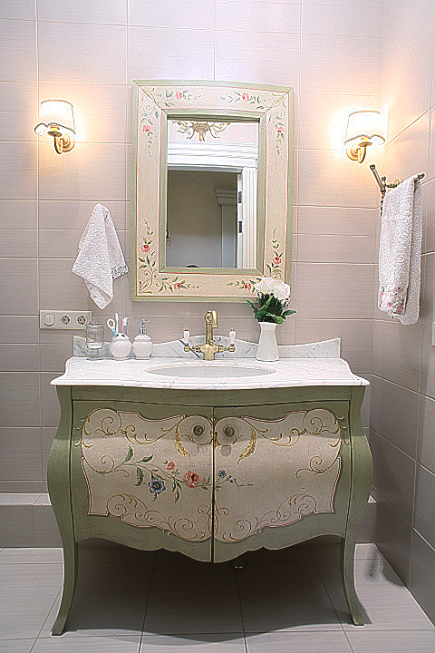 Foto på ett stort vintage en-suite badrum, med luckor med profilerade fronter, beige skåp, en dusch i en alkov, en toalettstol med separat cisternkåpa, vit kakel, porslinskakel, vita väggar, klinkergolv i porslin, ett undermonterad handfat, marmorbänkskiva och vitt golv
