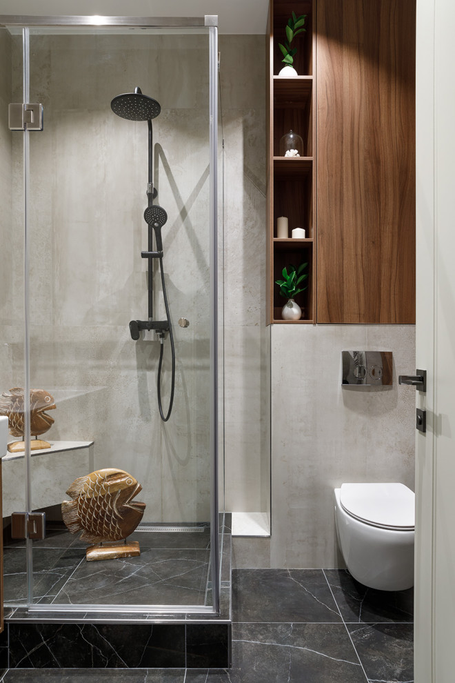Стильный дизайн: маленькая ванная комната в современном стиле с плоскими фасадами, коричневыми фасадами, угловым душем, инсталляцией, бежевой плиткой, керамогранитной плиткой, бежевыми стенами, полом из керамогранита, душевой кабиной, монолитной раковиной, столешницей из искусственного камня, черным полом, душем с распашными дверями, белой столешницей, сиденьем для душа, тумбой под одну раковину и подвесной тумбой для на участке и в саду - последний тренд
