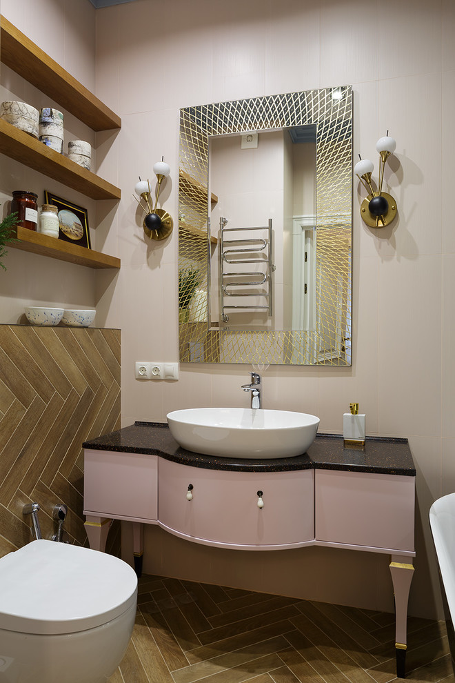 Идея дизайна: маленькая главная ванная комната в стиле неоклассика (современная классика) с плоскими фасадами, коричневой плиткой, розовыми стенами, настольной раковиной, коричневым полом, черной столешницей и зеркалом с подсветкой для на участке и в саду