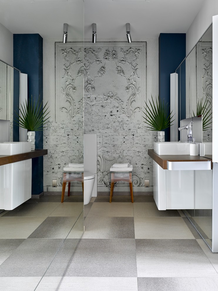 Идея дизайна: ванная комната в современном стиле с плоскими фасадами, белыми фасадами, настольной раковиной и серым полом