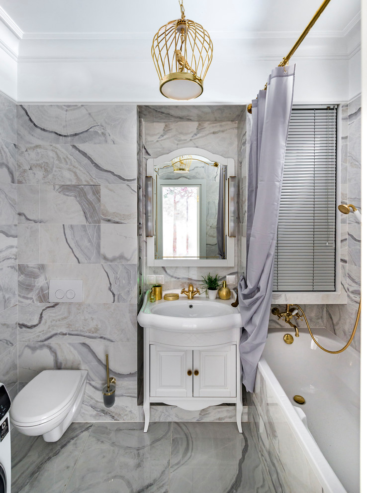 Exempel på ett litet klassiskt en-suite badrum, med skåp i ljust trä, en vägghängd toalettstol, grå kakel, keramikplattor, grå väggar, klinkergolv i porslin, grått golv och dusch med duschdraperi