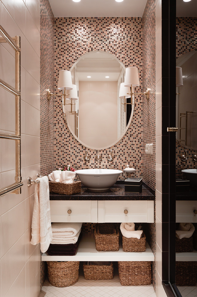 Immagine di una stanza da bagno con doccia chic con ante in stile shaker, ante bianche, doccia alcova, piastrelle beige, piastrelle a mosaico e lavabo a bacinella