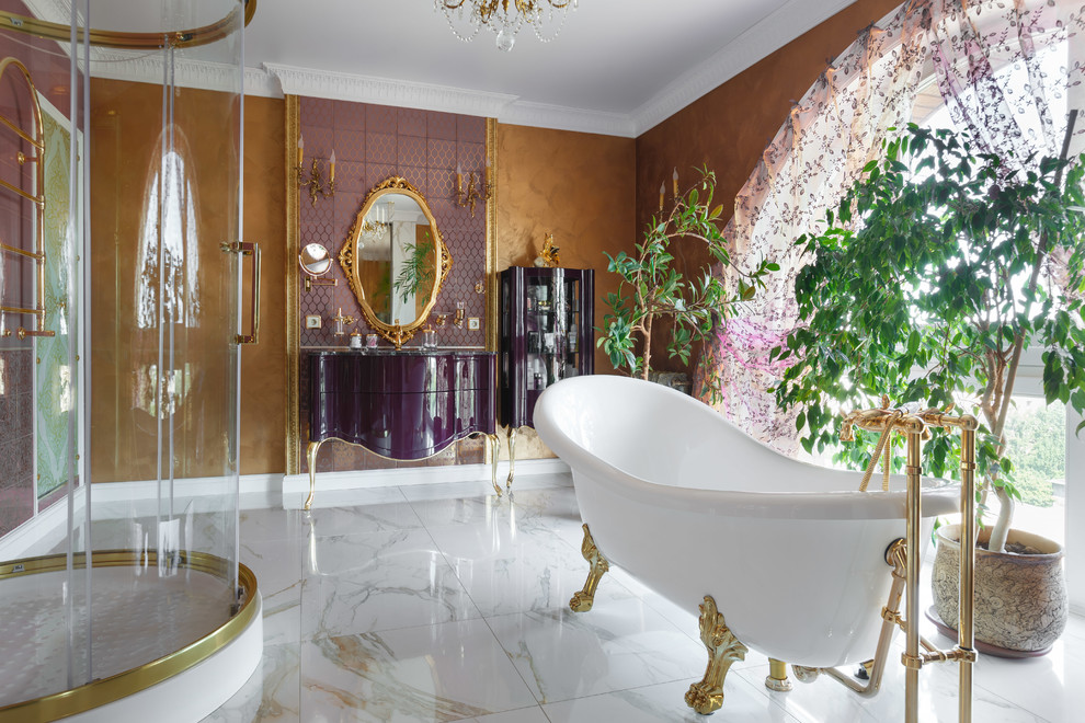 Идея дизайна: большая ванная комната в классическом стиле с отдельно стоящей ванной, керамической плиткой, полом из керамической плитки, врезной раковиной, мраморной столешницей и желтыми стенами