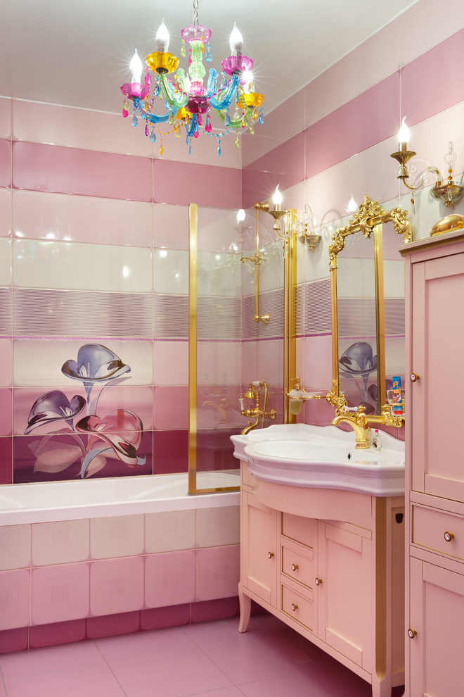 Стильный дизайн: детская ванная комната в стиле фьюжн с розовой плиткой, керамической плиткой, розовыми стенами, полом из керамической плитки, накладной раковиной, фасадами в стиле шейкер, ванной в нише и душем над ванной - последний тренд