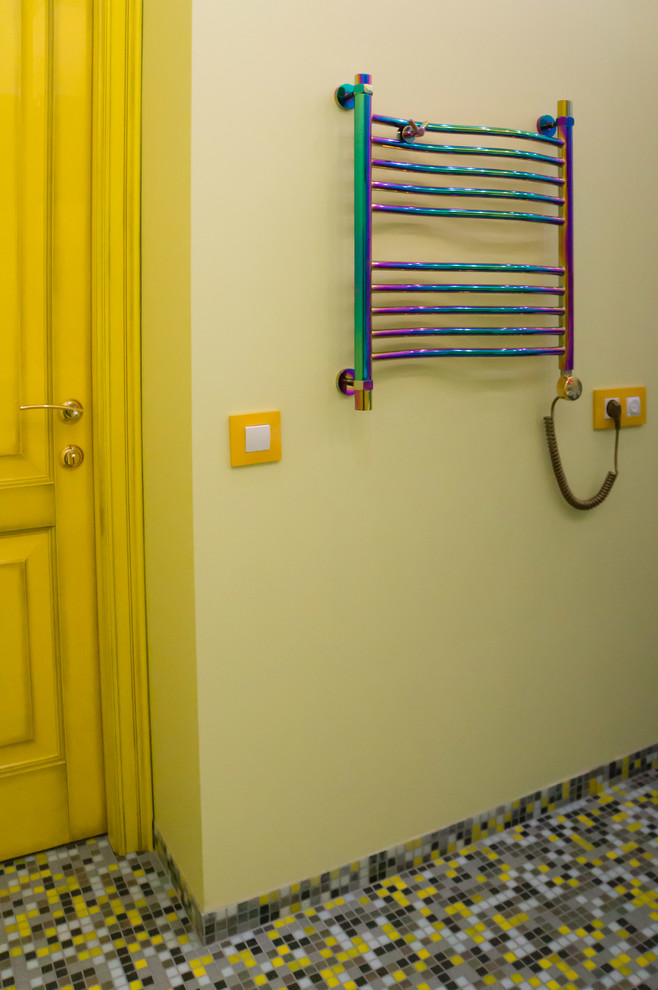 Стильный дизайн: ванная комната в современном стиле с желтыми стенами и полом из мозаичной плитки - последний тренд