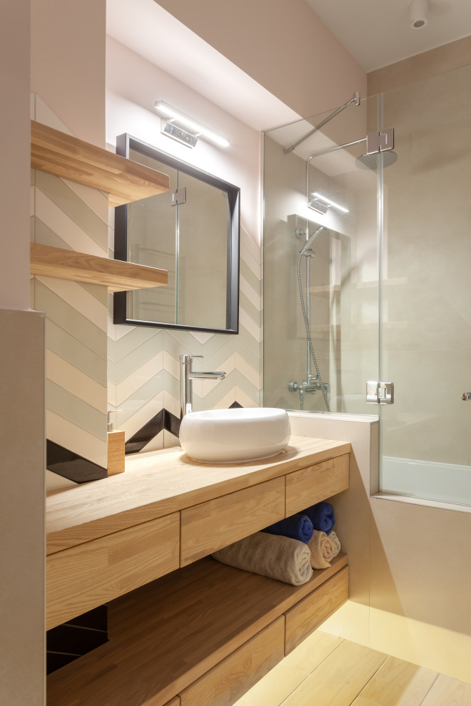 Идея дизайна: главная ванная комната среднего размера в современном стиле с плоскими фасадами, светлыми деревянными фасадами, ванной в нише, бежевой столешницей, тумбой под одну раковину и подвесной тумбой