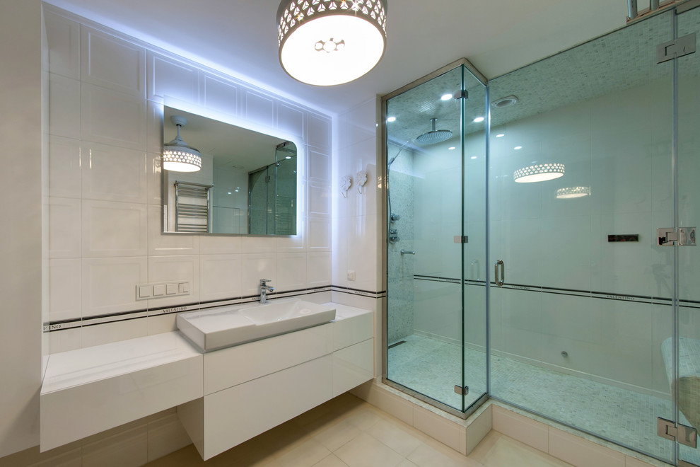 Пример оригинального дизайна: большая ванная комната в современном стиле с белыми фасадами, душем в нише, бежевой плиткой, душевой кабиной, настольной раковиной, бежевым полом, душем с распашными дверями и акцентной стеной