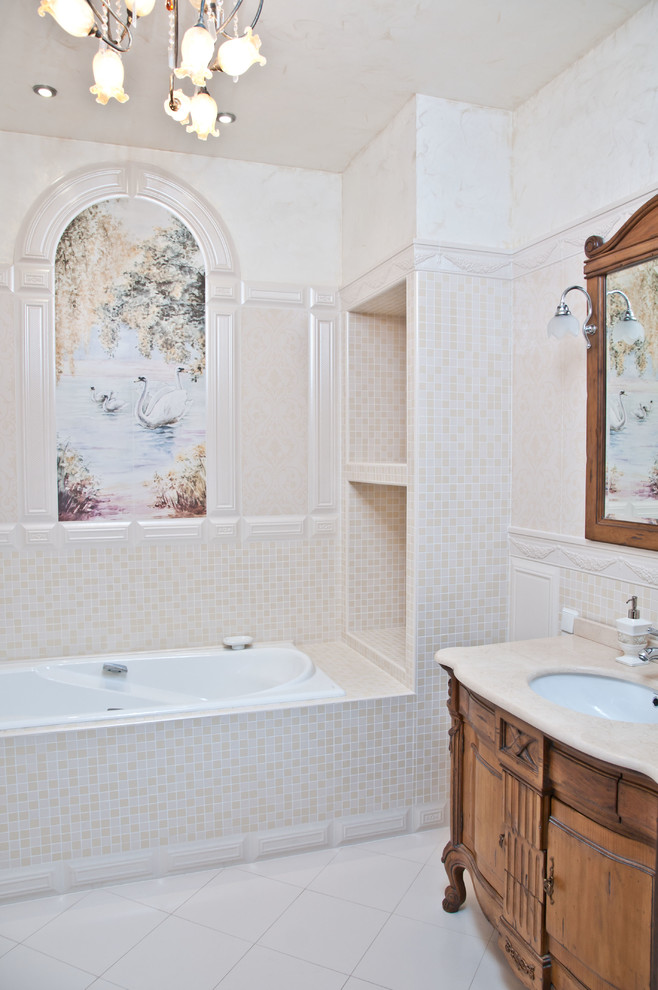 Klassisches Badezimmer En Suite mit Badewanne in Nische, weißen Fliesen, Mosaikfliesen, weißer Wandfarbe, Unterbauwaschbecken und dunklen Holzschränken in Sankt Petersburg