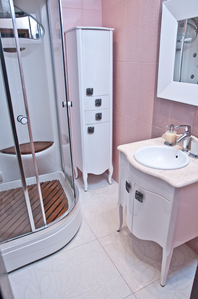 Diseño de cuarto de baño principal actual con bañera empotrada y ducha esquinera