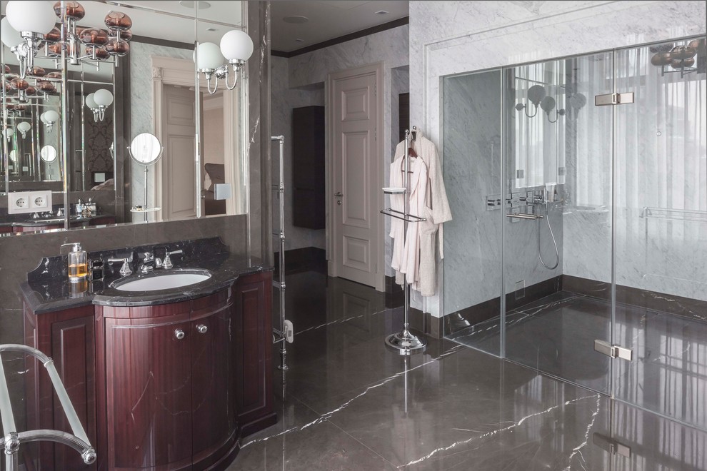 Foto di una stanza da bagno padronale tradizionale con doccia alcova, piastrelle grigie e lavabo sottopiano