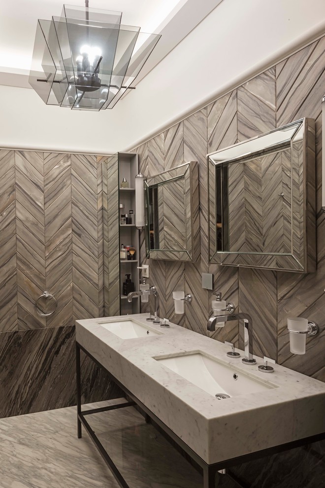 Идея дизайна: ванная комната в современном стиле с открытыми фасадами, серой плиткой и врезной раковиной