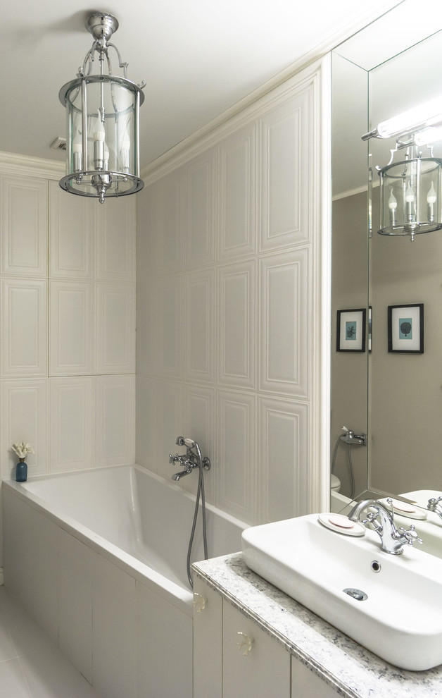 Inspiration för mellanstora klassiska badrum, med släta luckor, ett hörnbadkar, en dusch/badkar-kombination, vit kakel och ett fristående handfat
