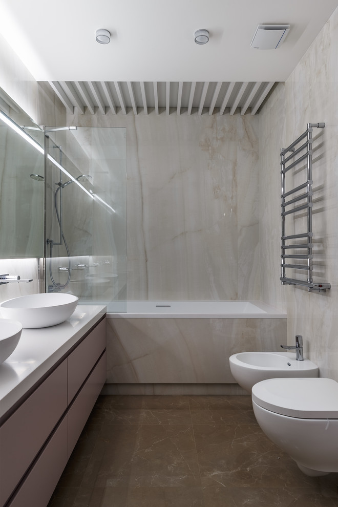 Пример оригинального дизайна: ванная комната в современном стиле с ванной в нише, душем над ванной и настольной раковиной