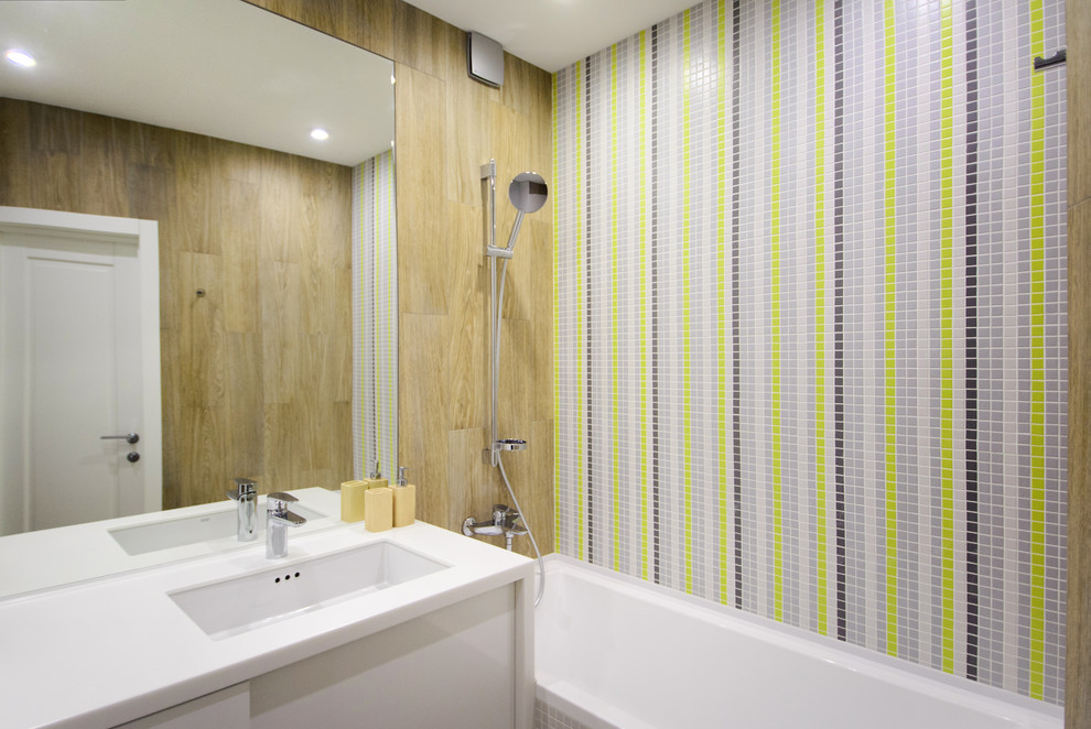 Modernes Badezimmer En Suite mit flächenbündigen Schrankfronten, weißen Schränken, Badewanne in Nische, Duschbadewanne, braunen Fliesen, farbigen Fliesen und Unterbauwaschbecken in Moskau