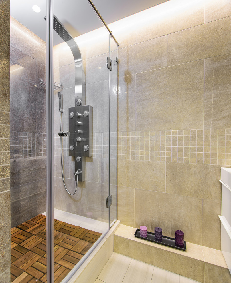 На фото: ванная комната в современном стиле с душем в нише, бежевой плиткой, серой плиткой, душевой кабиной и душем с распашными дверями с