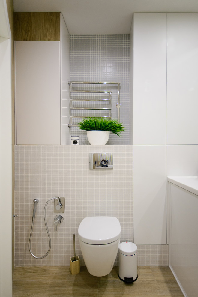 モスクワにあるコンテンポラリースタイルのおしゃれな浴室 (壁掛け式トイレ) の写真