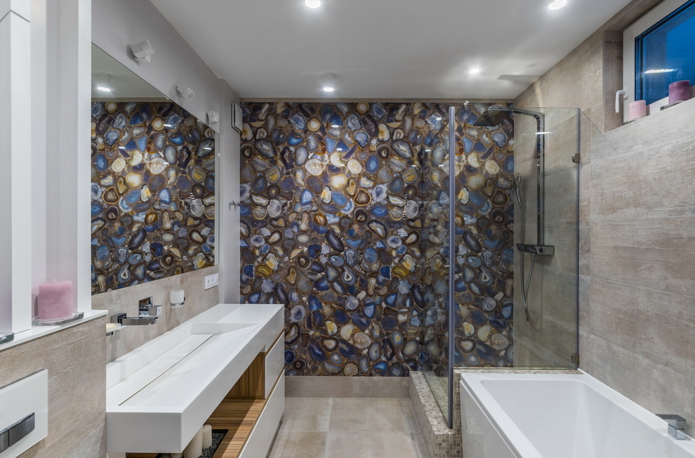 Стильный дизайн: ванная комната в современном стиле с угловым душем и монолитной раковиной - последний тренд