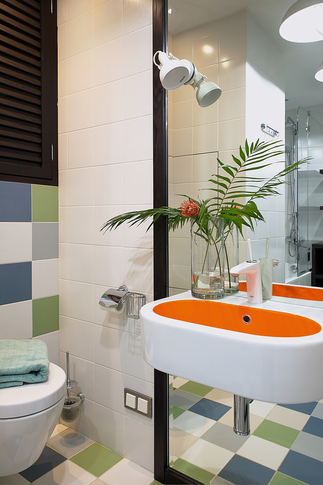 Идея дизайна: главная ванная комната в современном стиле с инсталляцией, разноцветной плиткой, подвесной раковиной и разноцветным полом