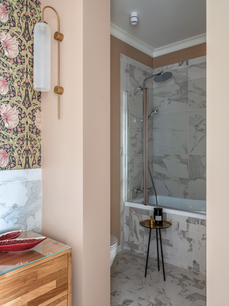 Идея дизайна: главная ванная комната среднего размера в стиле неоклассика (современная классика) с фасадами с выступающей филенкой, светлыми деревянными фасадами, белой плиткой, керамической плиткой и стеклянной столешницей