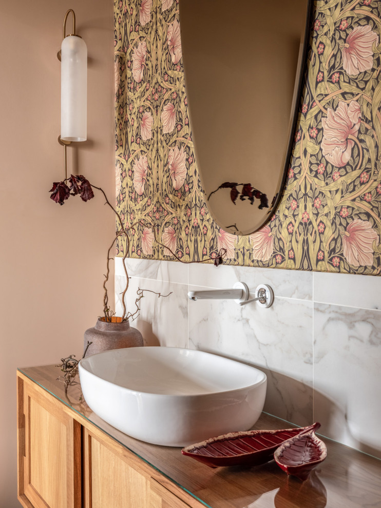 Idéer för att renovera ett mellanstort vintage en-suite badrum, med luckor med upphöjd panel, skåp i ljust trä, vit kakel, keramikplattor och bänkskiva i glas