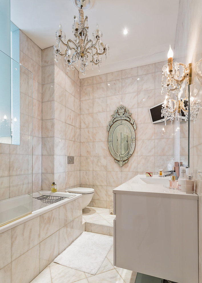 Inredning av ett modernt en-suite badrum, med ett undermonterat badkar, en dusch/badkar-kombination, en vägghängd toalettstol, beige kakel, rosa kakel, beige väggar, ett integrerad handfat och med dusch som är öppen