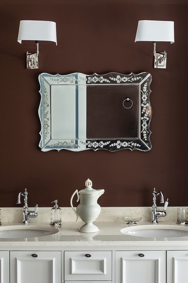 Esempio di una stanza da bagno padronale tradizionale con ante con riquadro incassato, ante bianche, piastrelle beige, pareti marroni e lavabo sottopiano