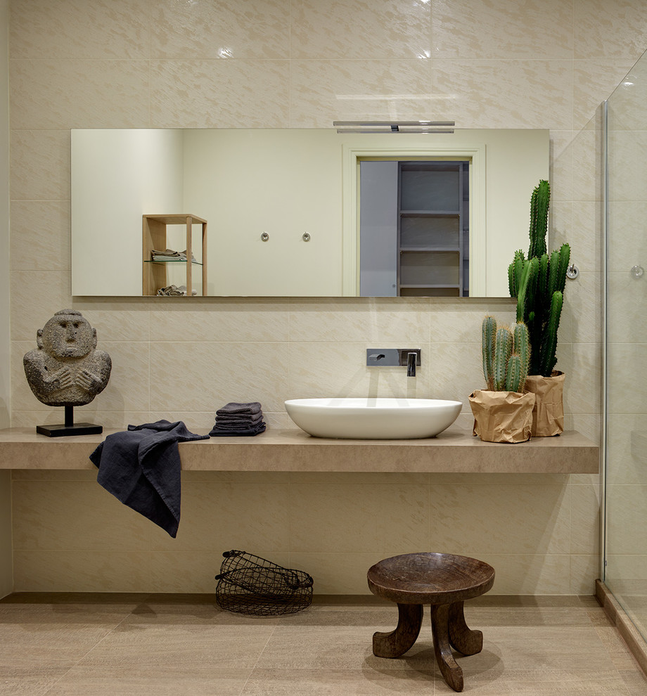Idee per una stanza da bagno boho chic con piastrelle beige e lavabo a bacinella
