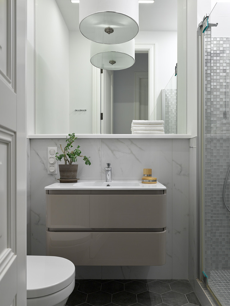 Пример оригинального дизайна: ванная комната в современном стиле с плоскими фасадами, серыми фасадами, серой плиткой, душевой кабиной, монолитной раковиной, серым полом и душем с распашными дверями
