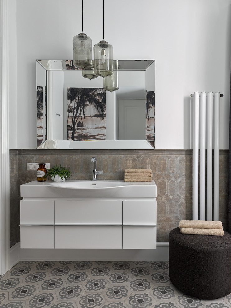 Modernes Badezimmer En Suite mit flächenbündigen Schrankfronten, weißen Schränken, braunen Fliesen, weißer Wandfarbe, integriertem Waschbecken und grauem Boden in Moskau
