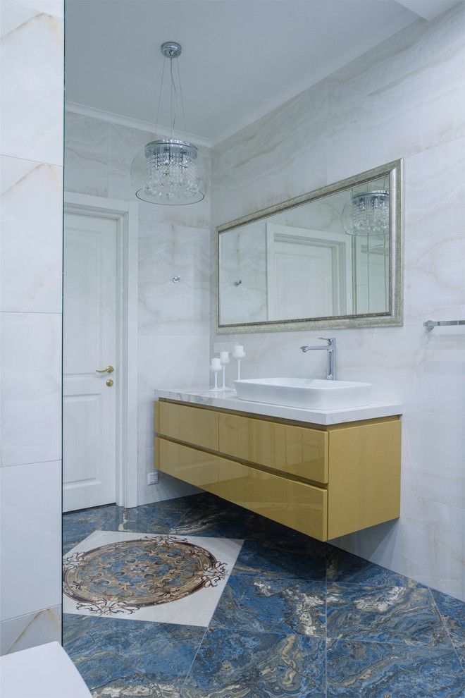 Источник вдохновения для домашнего уюта: ванная комната в классическом стиле с плоскими фасадами, желтыми фасадами, каменной плиткой и настольной раковиной