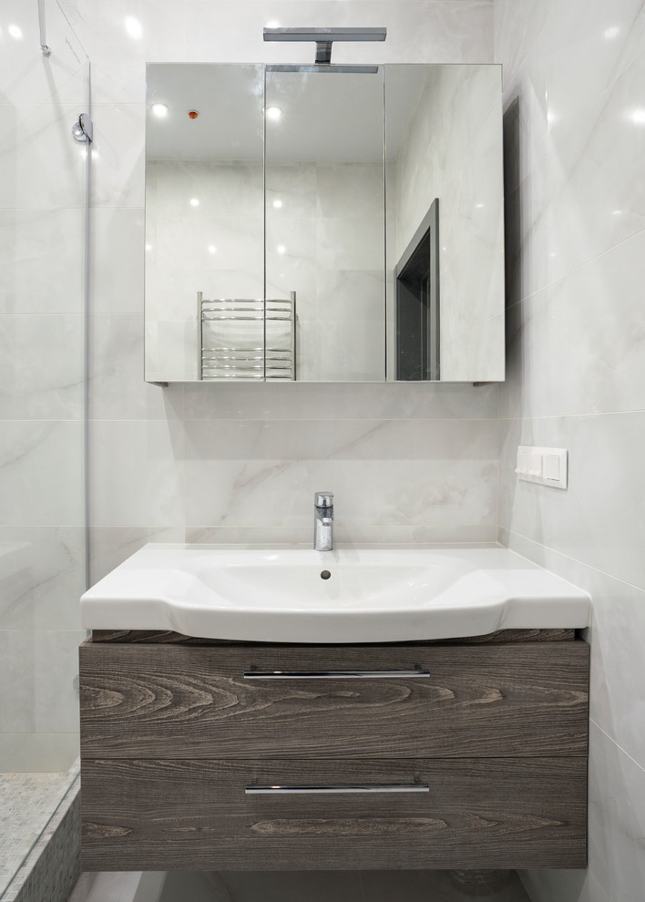 На фото: ванная комната в современном стиле